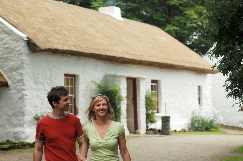 21182 ulster american folk park thatched cottage